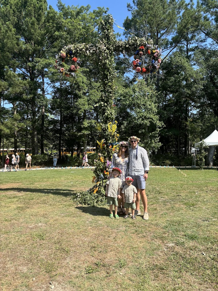 Familjen samlad framför midsommarstången i Cypress Gardens, South Carolina.
