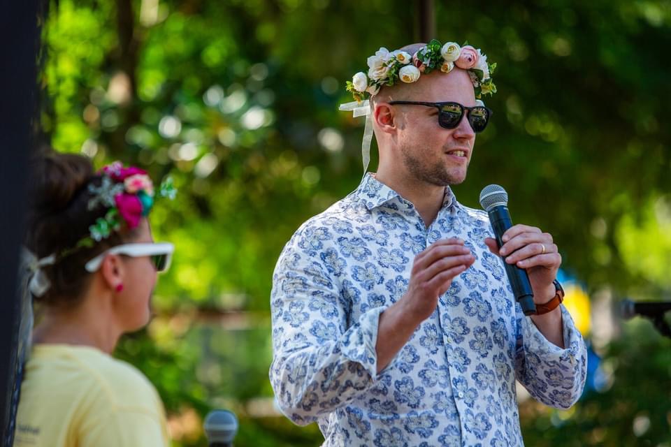 Gustaf talar inför besökarna av midsommarfirandet i Cypress Gardens, South Carolina.